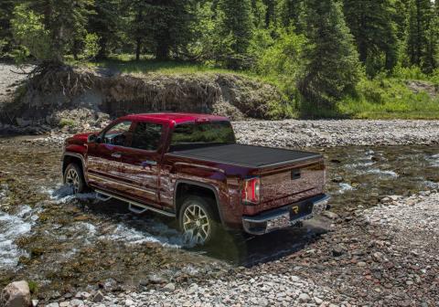 RetraxOne MX Retractable Tonneau Cover Matte One Piece Polycarbonate Finish 2004-2006 (2007 Classic) Silverado/Sierra 5' 9 inch Bed without Stake Pockets Standard Rails